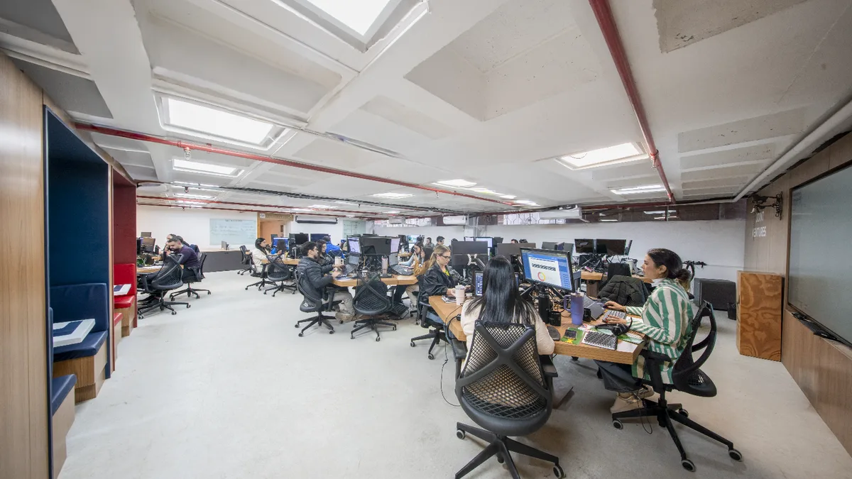Equipe técnica em operação na sede de Porto Alegre