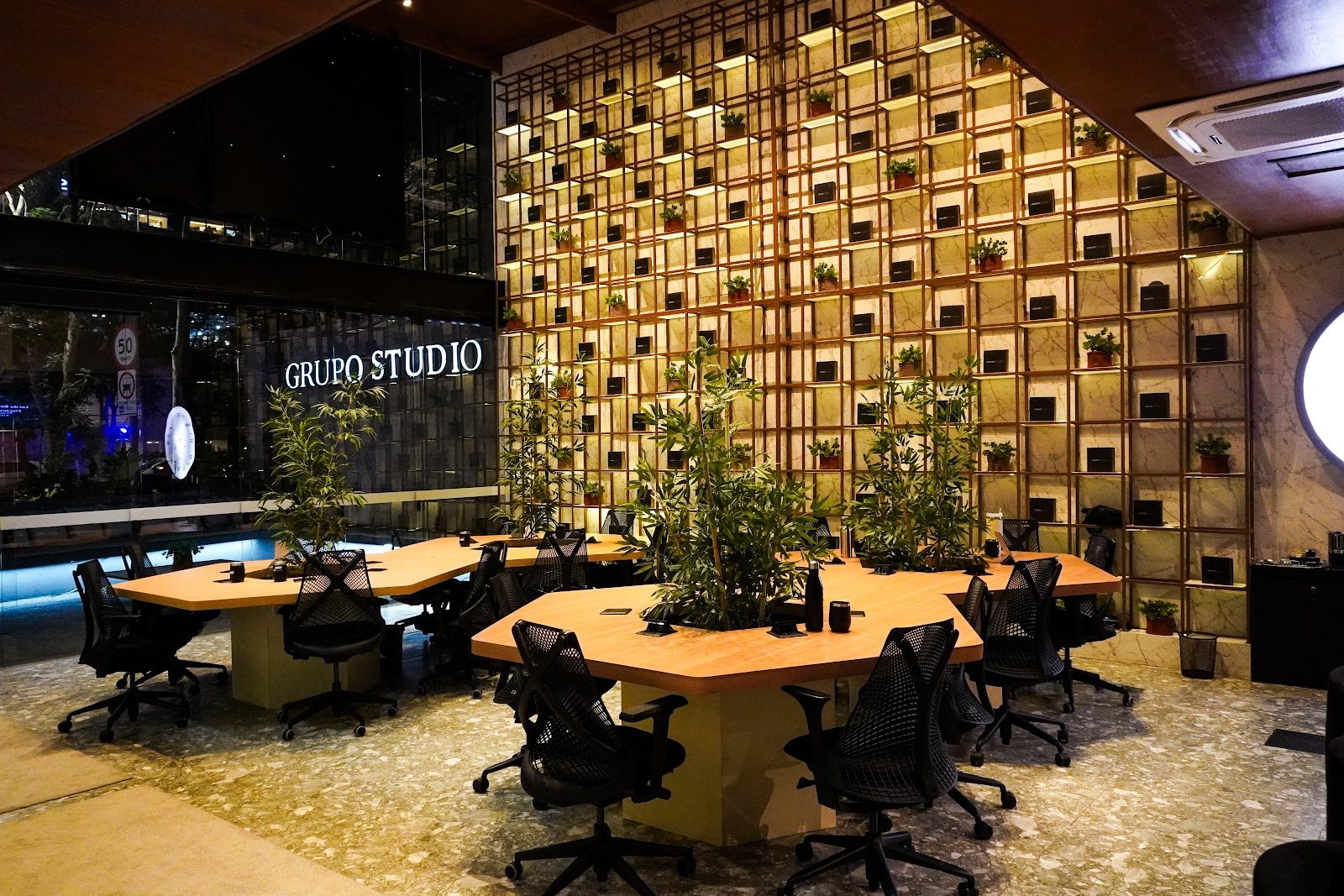 Lounge da sede de São Paulo com letreiro luminoso do Grupo Studio
