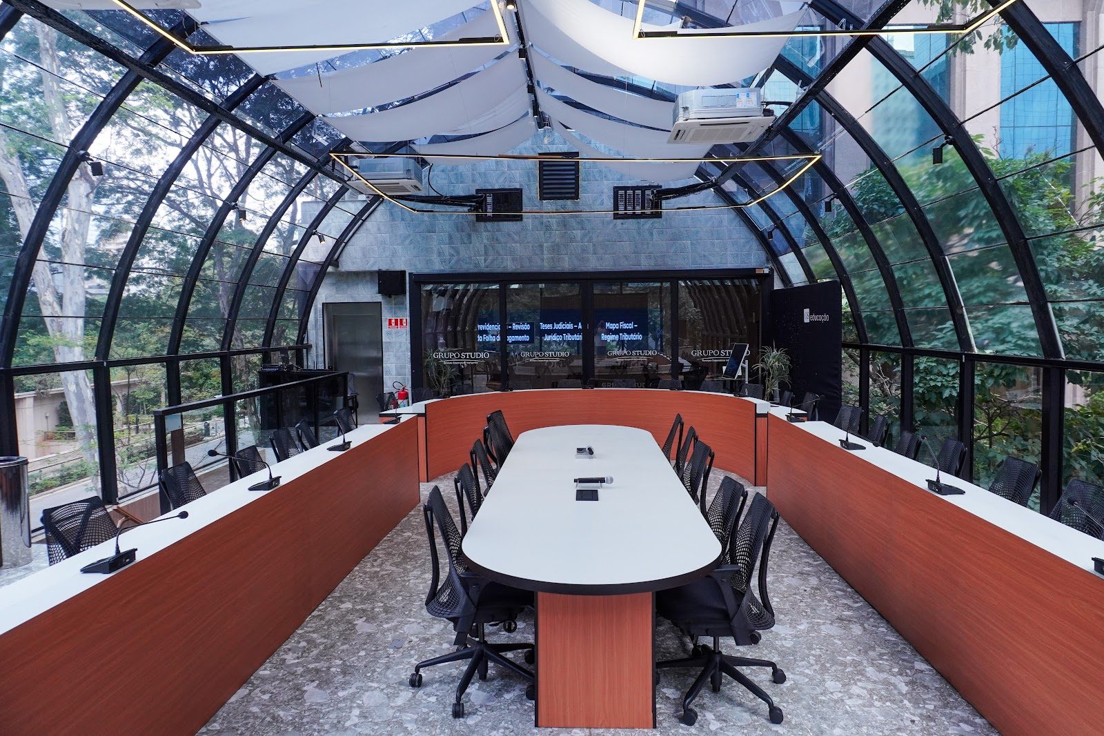 Sala de reunião no átrio de vidro da sede de São Paulo